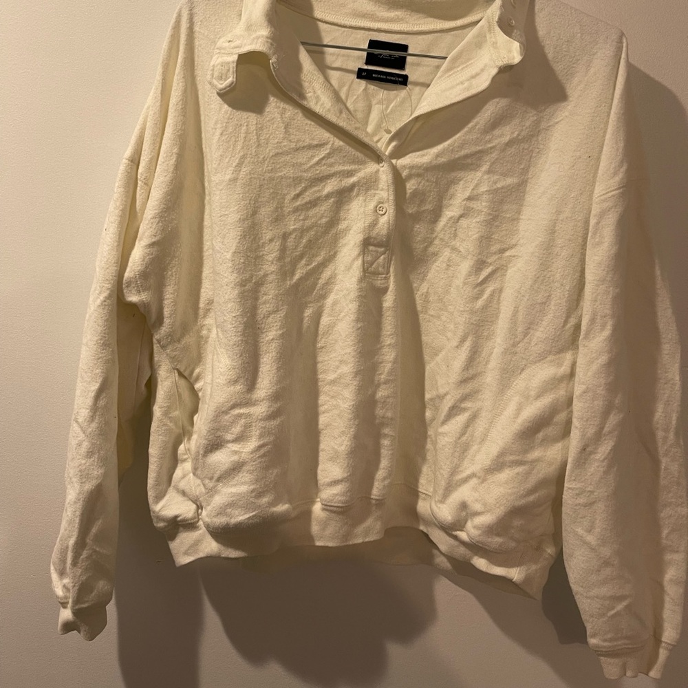 URBAN OUTFITTERS white long sleeve/sweater with pocket in front size S